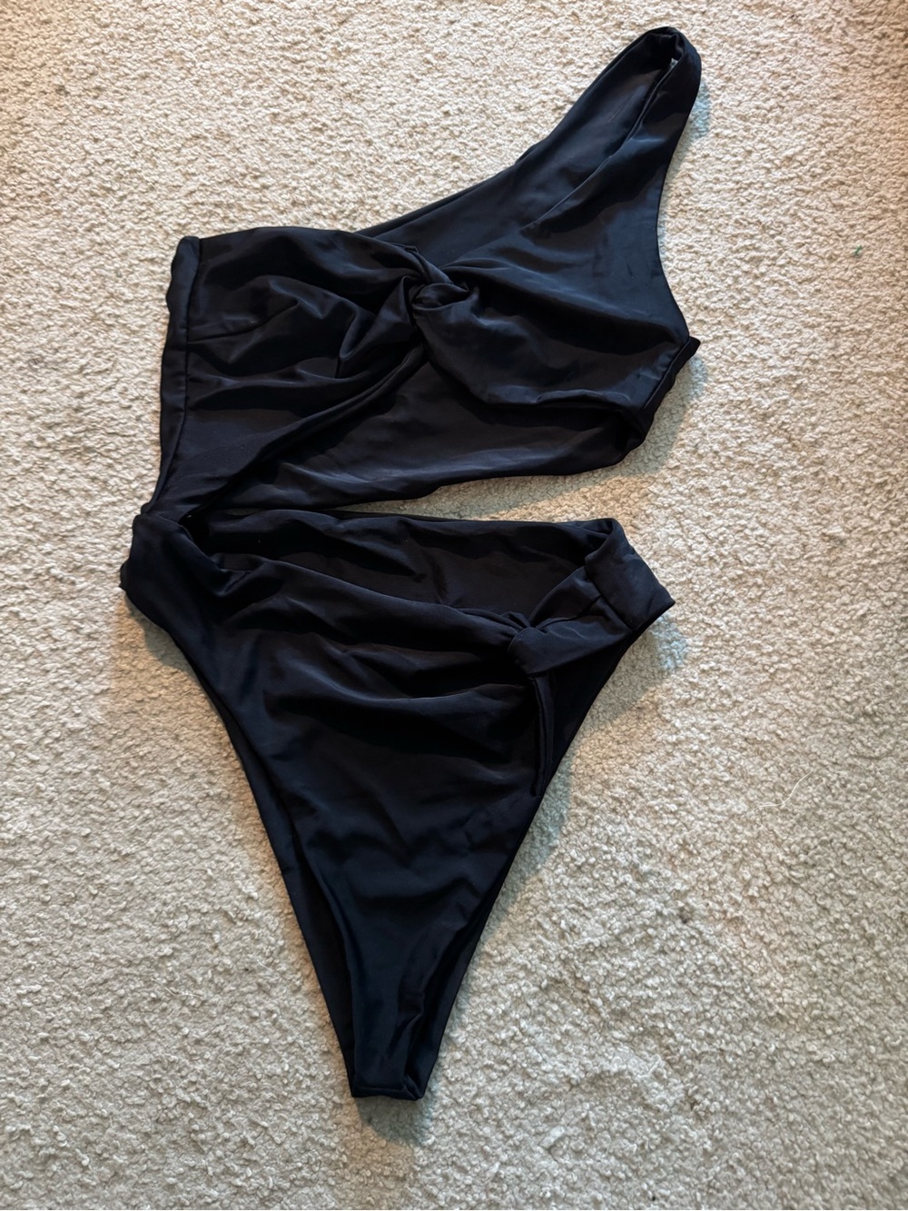 Cupshe Black One-Shoulder Twist One-Piece Swimsuit